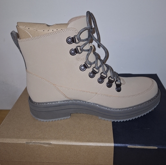 A pair of Teva W. Midform Boot 1123510/ SDDN in a ladies size 9 and 10. NWB - Picture 2 of 13